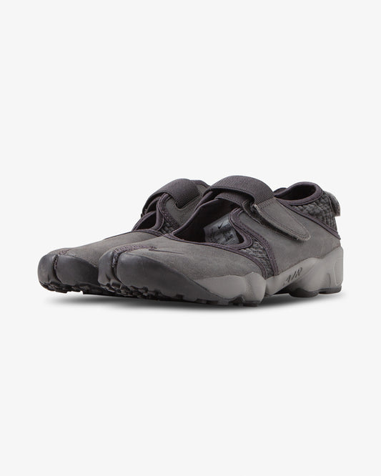 Medium Ash/Flat Pewter Nike Air Rift WMNS sneaker, angled front view